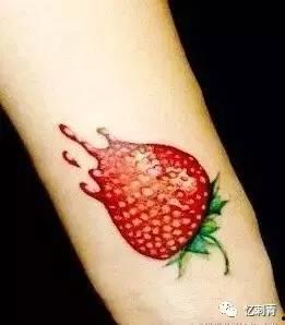 有个网红纹身吃瓜,揭秘纹身背后的故事与争议 第1张 有个网红纹身吃瓜,揭秘纹身背后的故事与争议 第1张